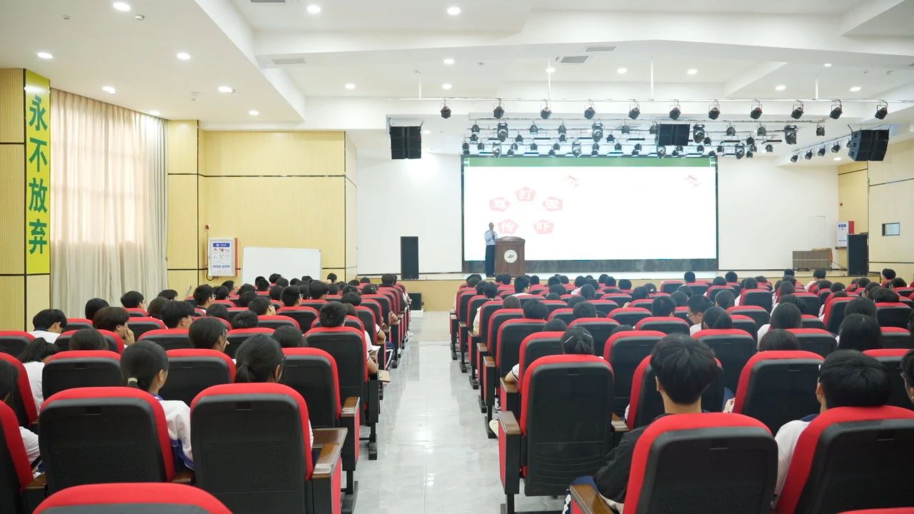 梅州市培英东山高级中学开展法治教育进校园活动