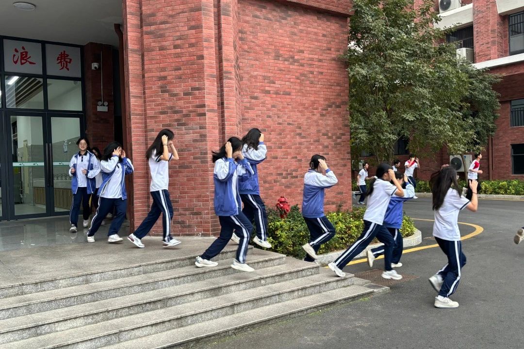 梅州市培英东山高级中学组织开展地震应急演练活动